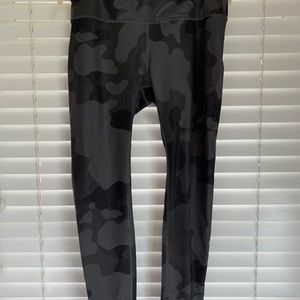 Alo Yoga Camouflage leggings